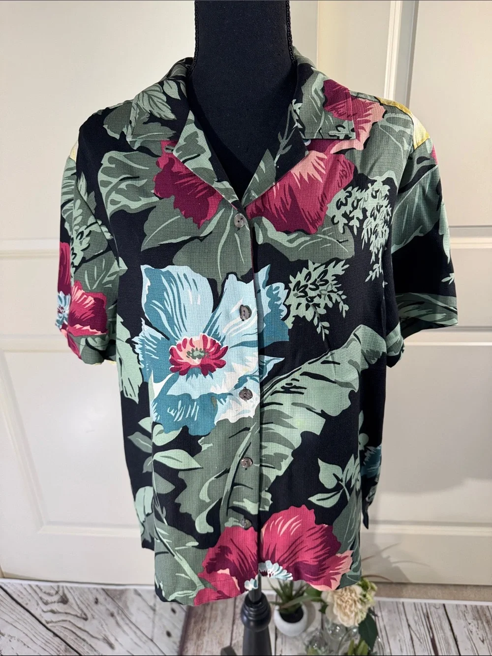 Tommy Bahama Hawaiian Silk Short-Sleeve Floral Button-Down Shirt Small - Picture 1 of 6